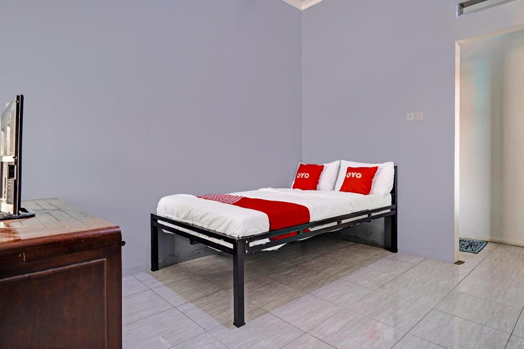 Oyo Life 91592 Aaliya Guest House Syariah Lebakwangi Esterno foto