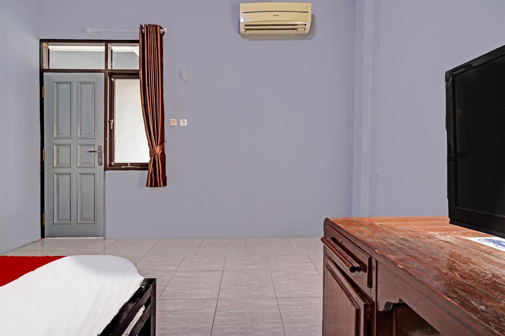 Oyo Life 91592 Aaliya Guest House Syariah Lebakwangi Esterno foto