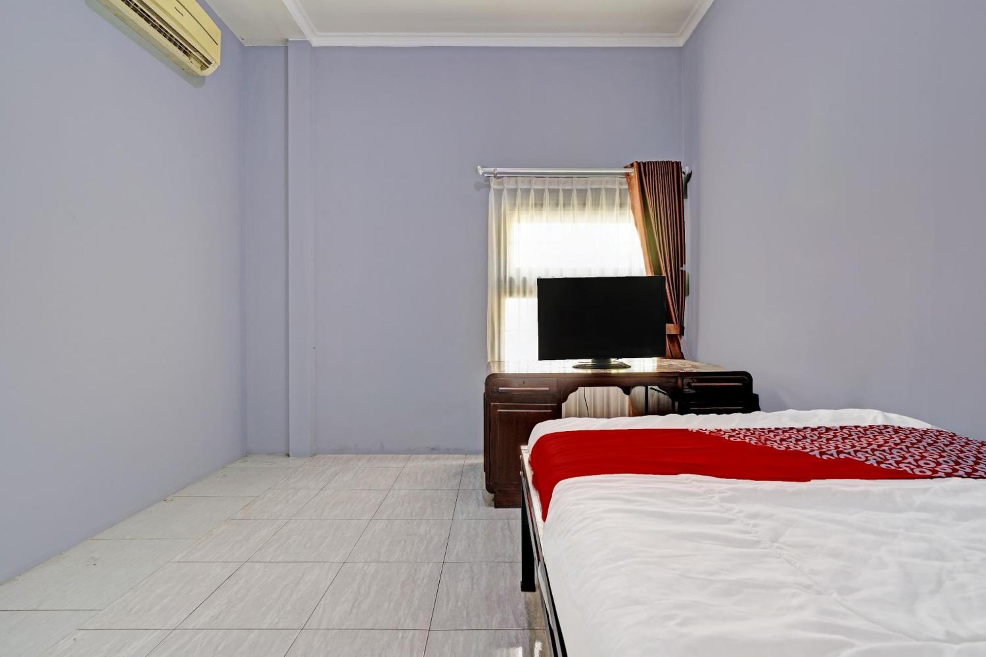 Oyo Life 91592 Aaliya Guest House Syariah Lebakwangi Esterno foto